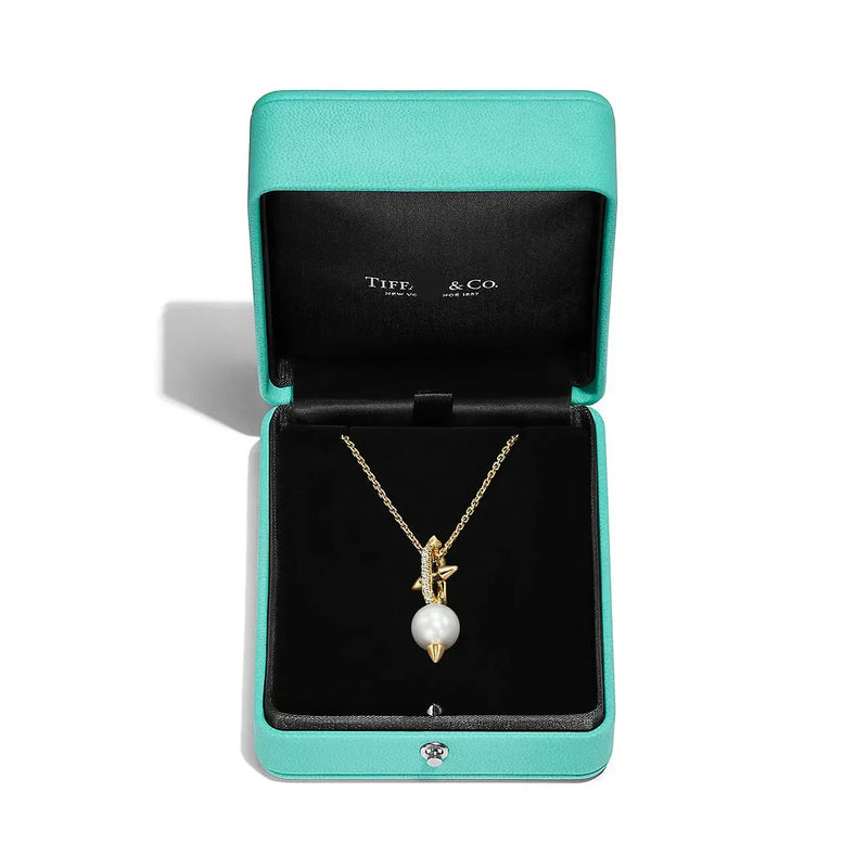 Pearl Pendant Necklace in Yellow Gold with Diamonds